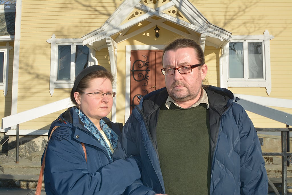 Julija Bujanovaite-Sokol og Volodymyr Sokol ved porten til Frei kirke.