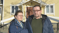 Julija Bujanovaite-Sokol og Volodymyr Sokol ved porten til Frei kirke.