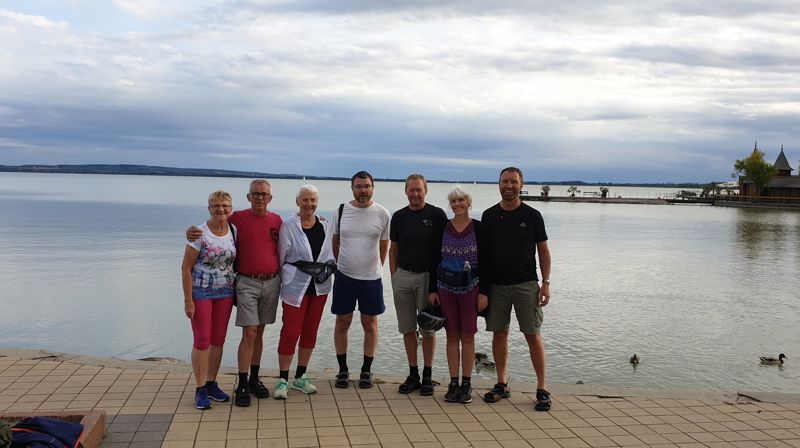Bilde fra pilegrimsvandring høsten 2019. Bildet er tatt ved Balatonsjøen, og har følgende personer (fra venstre): Marit Nordhaug, Inge Solli, Astrid Grøvan Vikhagen, Attila Hernady (reiseleder), Hallgeir Ringstad, Trine Ringstad og Tormod Remøy. Foto: Privat