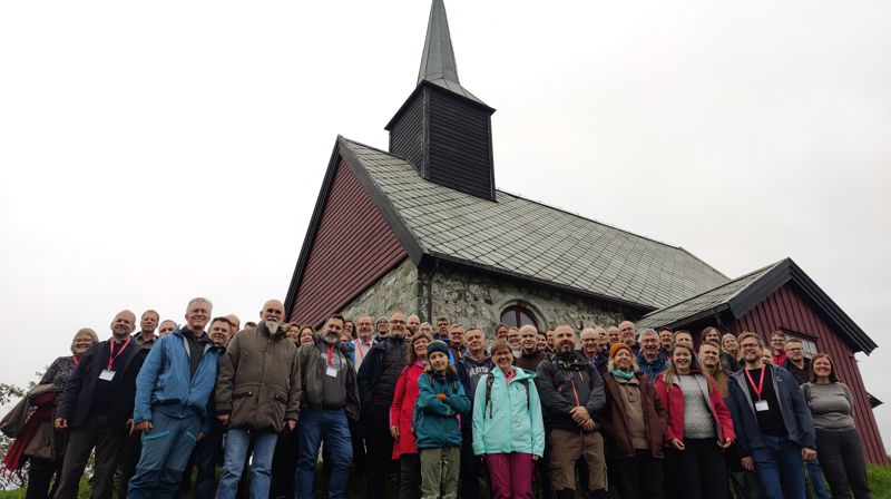 Utanfor gamle Edøy kyrkje: Prestane i Møre og tilsette ved bispedømekontoret, saman med ei gruppe på ni frå vårt venskapsbispedøme i Ungarn. Bilete: Møre bispedøme
