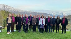 13 svenske biskopar saman med biskop Midttømme og tilsette frå Møre bispedøme, utanfor Storfjord Hotell.  Bilete: Møre bispedøme