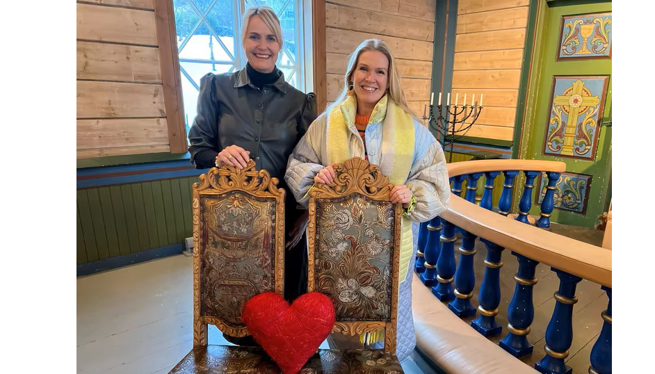 Mari Ann Vattøy og Margit Lovise Holte i Ulstein kyrkje, der sju par skal gifte seg på drop-in-bryllaup 14. februar. Bilete: Ingvild Aursøy Måseide