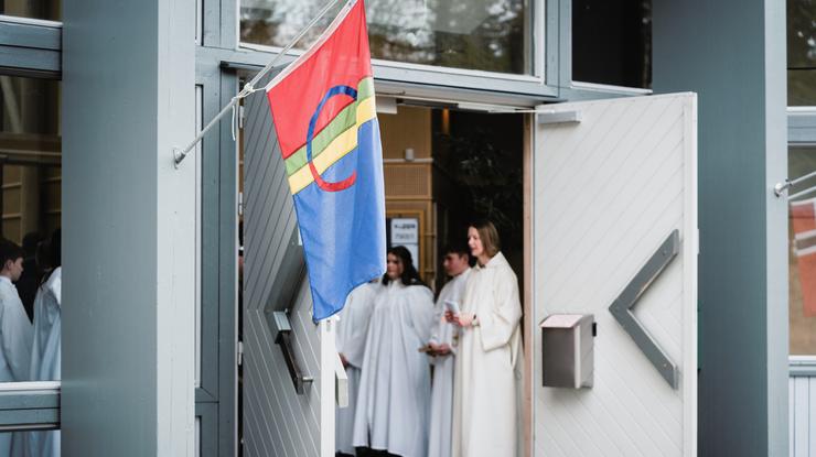 Samisk flagg ved kirkedøren. Illustrasjonsbilde: Ørjan M. Bertelsen