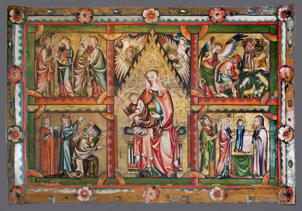 Bilde av et godt bevart antemensale fra første halvpart av 1300-tallet, som en kan se i Tresfjord kyrkje. Sentralfeltet viser Maria med Jesusbarnet, med engler med røkelseskar over. Foto: Martinus Løvik