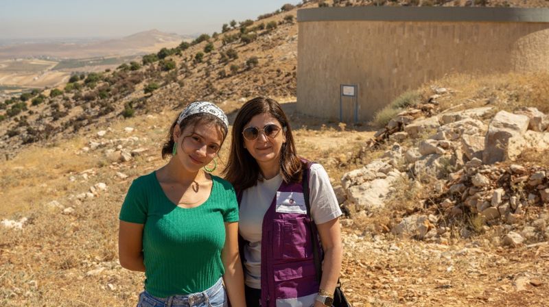 Rachelle og Sanaa er begge glade for at landsbyen Deir El Ghazal no har fått tilgang på reint vatn. Vatnet kjem både libanesarar og syriske flyktningar til gode. Straks er det tid for Kirkens Nødhjelp sin fasteaksjon, der over 40.000 konfirmantar skal ut å gå med bøsse for reint vatn. Bilete: Kirkens Nødhjelp