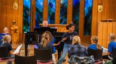 Den norske kirkes kulturaktivitet verdiskaper 1 milliard kroner. Illustrasjonsfoto fra korøvelse i Ås kirke. Foto: Torstein Kiserud / Den norske kirke.