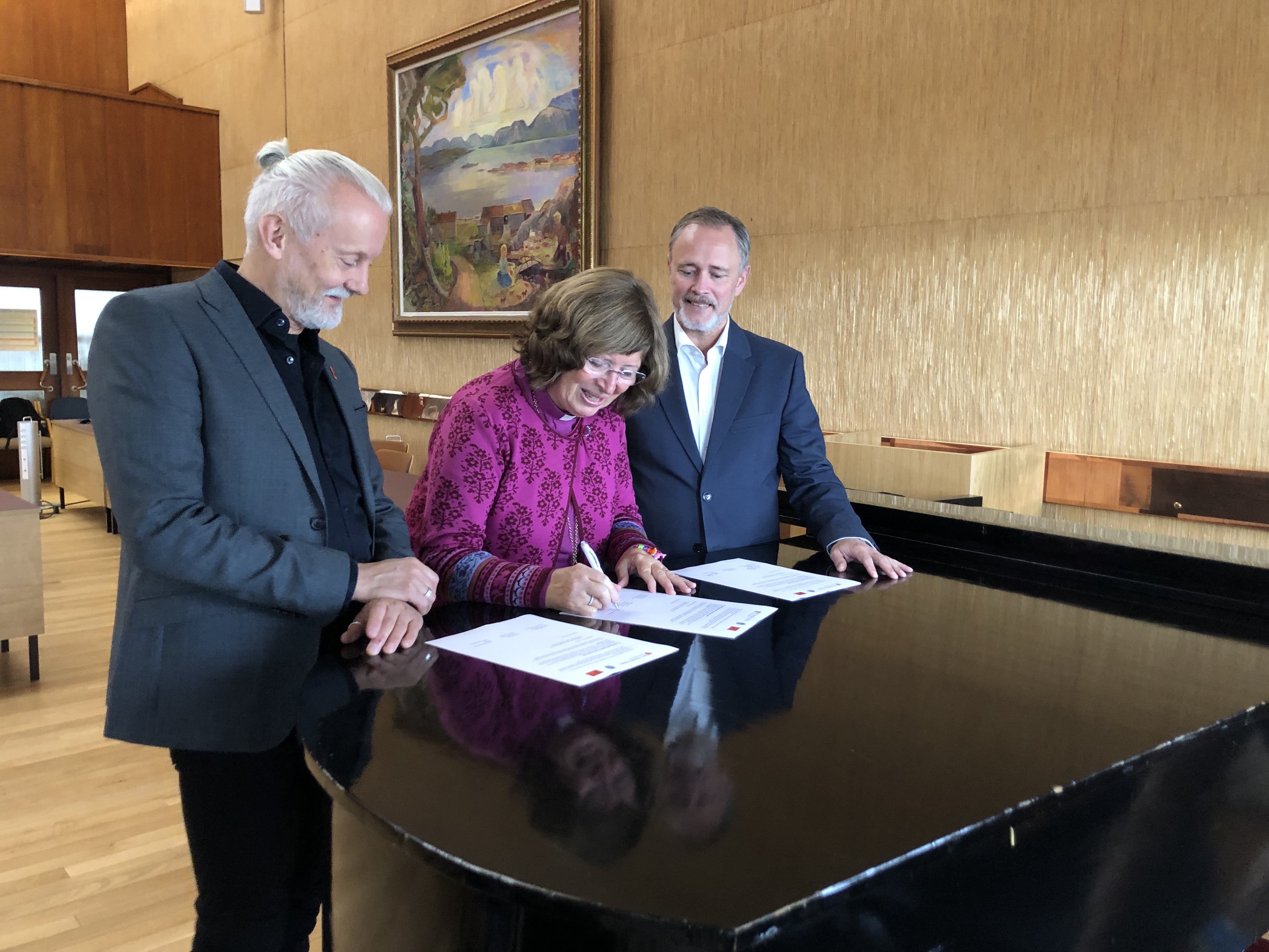 Fra venstre: Regionleder i region Midt, Kirkens Bymisjon Region midt, Nils Åge Meisal Aune, biskopen, Kommunedirektør i Kristiansund, Arne Ingebrigtsen.  Prost Sindre Kulø tok med seg underskrevet avtale tilbake til Bispedømmekontoret. Foto: Møre bispedømme