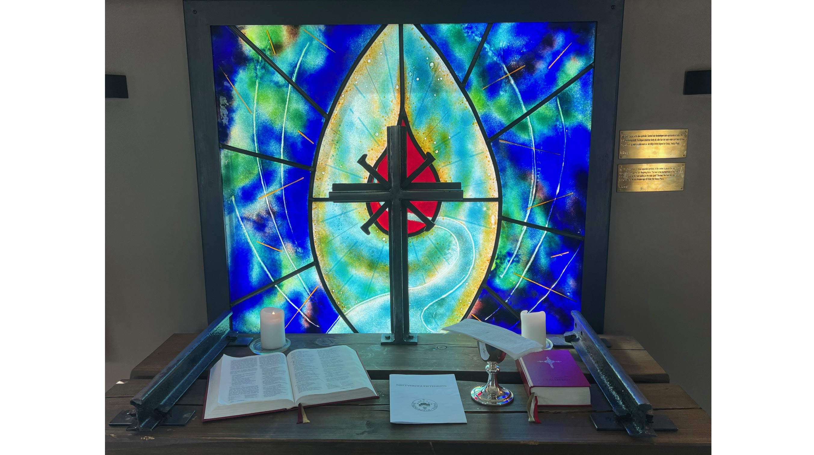 Ine Harrang sin presentasjon av altertavlen i Togkapellet på Åndalsnes: «Altertavlen består av tre ulike symboler. Sentralt står blodsdråpen som representerer både offeret og den livgivende kraft. Fra dråpen strømmer livets elv, eller kan det være veien som fører til målet? Dråpen, elven og veien er omkranset av det tidlige kristne tegnet for Kristus, Vesica Piscis.» 