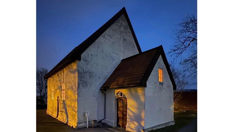 Giske kyrkje fra 1130 er trolig den eldste kirken i Møre. Kirken er i marmor og er bygget i romansk stil med rundbude dører og vinduer. Foto: Svein Magne Harnes