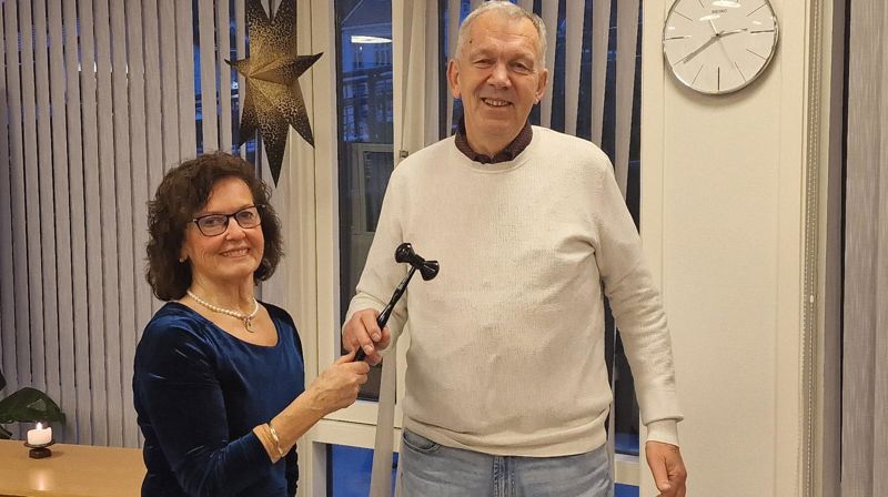 Arnt-Ove Tenfjord får leiarklubba frå avtroppande leiar av Møre bispedømeråd, Ann-Kristin Sørvik. Bilete: Møre bispedøme