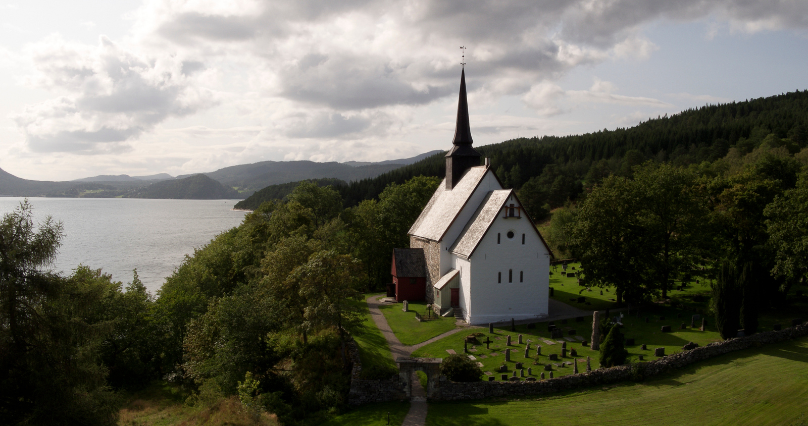 Tingvoll kirke. Foto: K2 Filmproductions/visitnorthwest.com