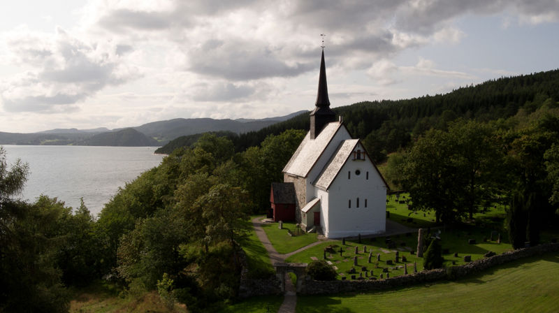 Tingvoll kirke. Foto: K2 Filmproductions/visitnorthwest.com