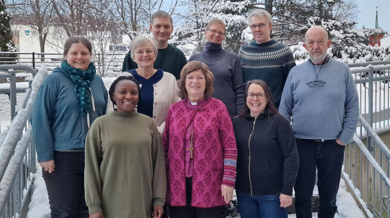 Framme fra venstre: Caroline Sefu, biskop Ingeborg Midttømme, Sølvi Irene Ulvestad. I midten: Anne Marie Sørdal, Astrid Øygard, Olav Rønneberg. Bakerst: John Ivar Tønnesen, Aud Marit Andreassen og Odd Erik Stendahl. Foto: Møre bispedømme 