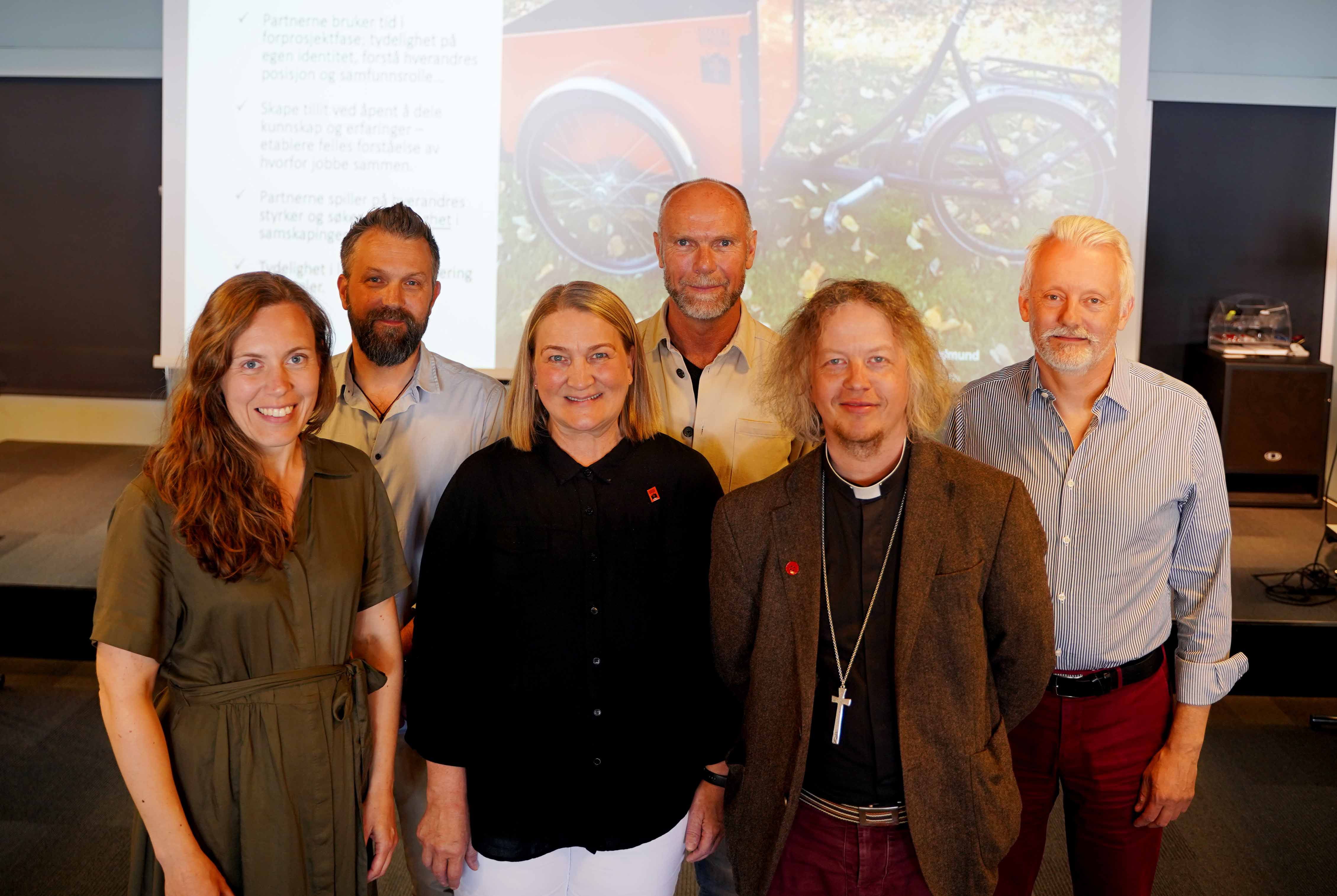 På bildet ser vi Eline Elnes Rabbevåg (Møre bispedømme), Joakim Roti Varvin (Kristiansund kommune), Eva Bråland Sætre (Kirkens Bymisjon), Gudmund Fosse (Kirkens Bymisjon), Sindre Stabell Kulø (Møre bispedømme), Nils Åge Aune (Kirkens Bymisjon).  Foto: Kristiansund kommune/ Ingunn Strand