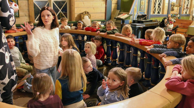 Dåpsskule i Ulstein. Gjennom aktivitetar i alle bispedømmets kyrkjelydar blir barn og unge kjende med kristen tru og tradisjon, kristen praksis, bibeltekstar og salmar. Bibelforteljingane er slitesterke, og saman med truspraksis og dei historiske og kulturelle linjene får dei reiskapar til eiga livstolking og til å ta sjølvstendige val. (foto: Ulstein sokn)
