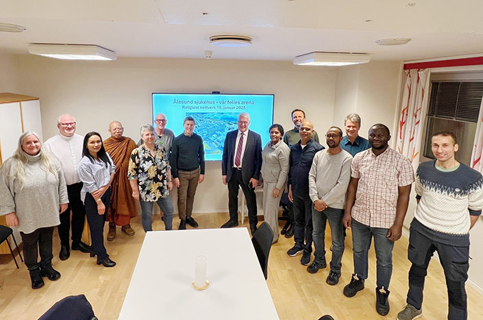 SAMARBEID OM TILBUD: Som en del av arbeidet med å videreutvikle en livsynsåpen profil for pasienter, har preste- og samtaletjenesten i Helse Møre og Romsdal som mål å etablere en ordning med lokale samtalepartnere på sykehusene som skal møte den enkeltes åndelige og eksistensielle behov.  Nylig møttes representanter for ulike tros- og livssynssamfunn for samtale om hvordan dette best kan tilrettelegges. (Foto: Marie Marti Høgset)