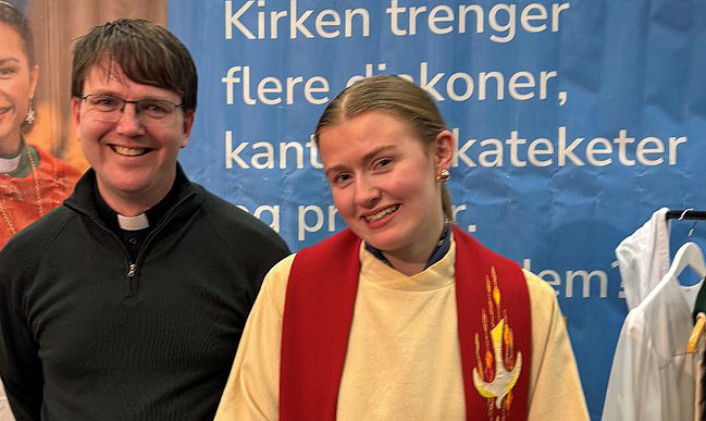 Leder i Den norske kirkes ungdomsråd, Elise Skjerven Aas, holdt et fengende rekrutteringsforedrag under utdanningsmessa.  T.v. sokneprest i Ørsta, Arne Moltubak.  (foto: Bente Wangensteen) 