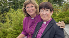 Biskop Christine Hardman i Newcastle bispedøme og biskop Ingeborg Midtømme har mykje å snakke om under den engelske biskopen sitt første besøk i Noreg. – Eg kjenner på fellesskapen og opplever likskap og ulikskap i våre kyrkjelege tenester, seier den anglikanske biskopen.