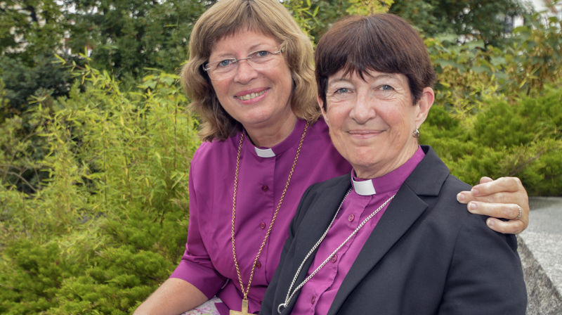 Biskop Christine Hardman i Newcastle bispedøme og biskop Ingeborg Midtømme har mykje å snakke om under den engelske biskopen sitt første besøk i Noreg. – Eg kjenner på fellesskapen og opplever likskap og ulikskap i våre kyrkjelege tenester, seier den anglikanske biskopen.