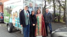 Aksjonskomiteen for "Gi jernet"-aksjonen sammen med biskop Ingeborg.