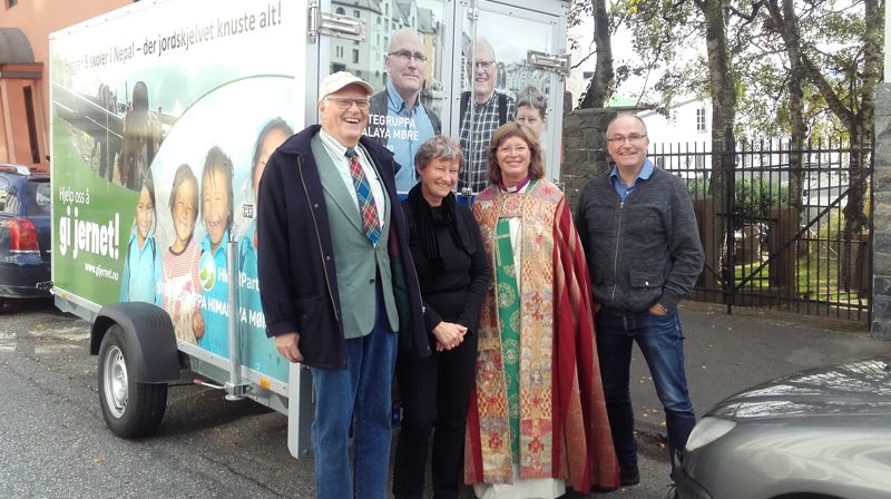 Aksjonskomiteen for "Gi jernet"-aksjonen sammen med biskop Ingeborg.