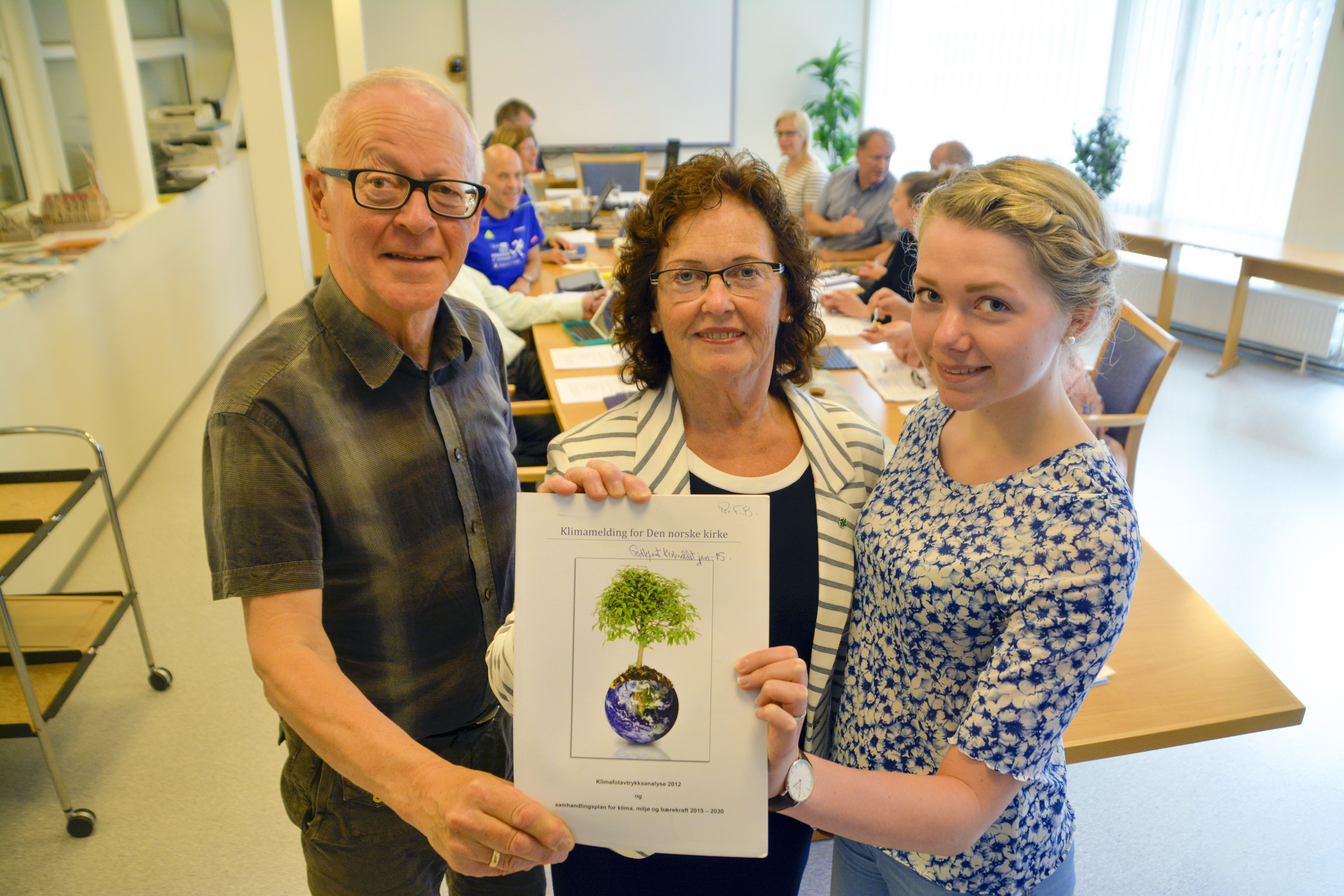 Per Fredrik Brun i ressursgruppa for skaperverk og berekraft presenterte satsinga på grøn kyrkje i Møre for bispedømerådet tidlegare i vår. I midten bispedømerådsleiar Ann-Kristin Sørvik og medlem av bispedømerådet Maren Elgsaas Jenssen.  