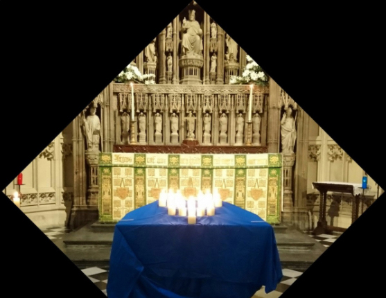 I Newcastle cathedral ble det tent 22 levende lys til minne om ofrene etter terroren.