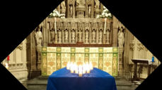 I Newcastle cathedral ble det tent 22 levende lys til minne om ofrene etter terroren.