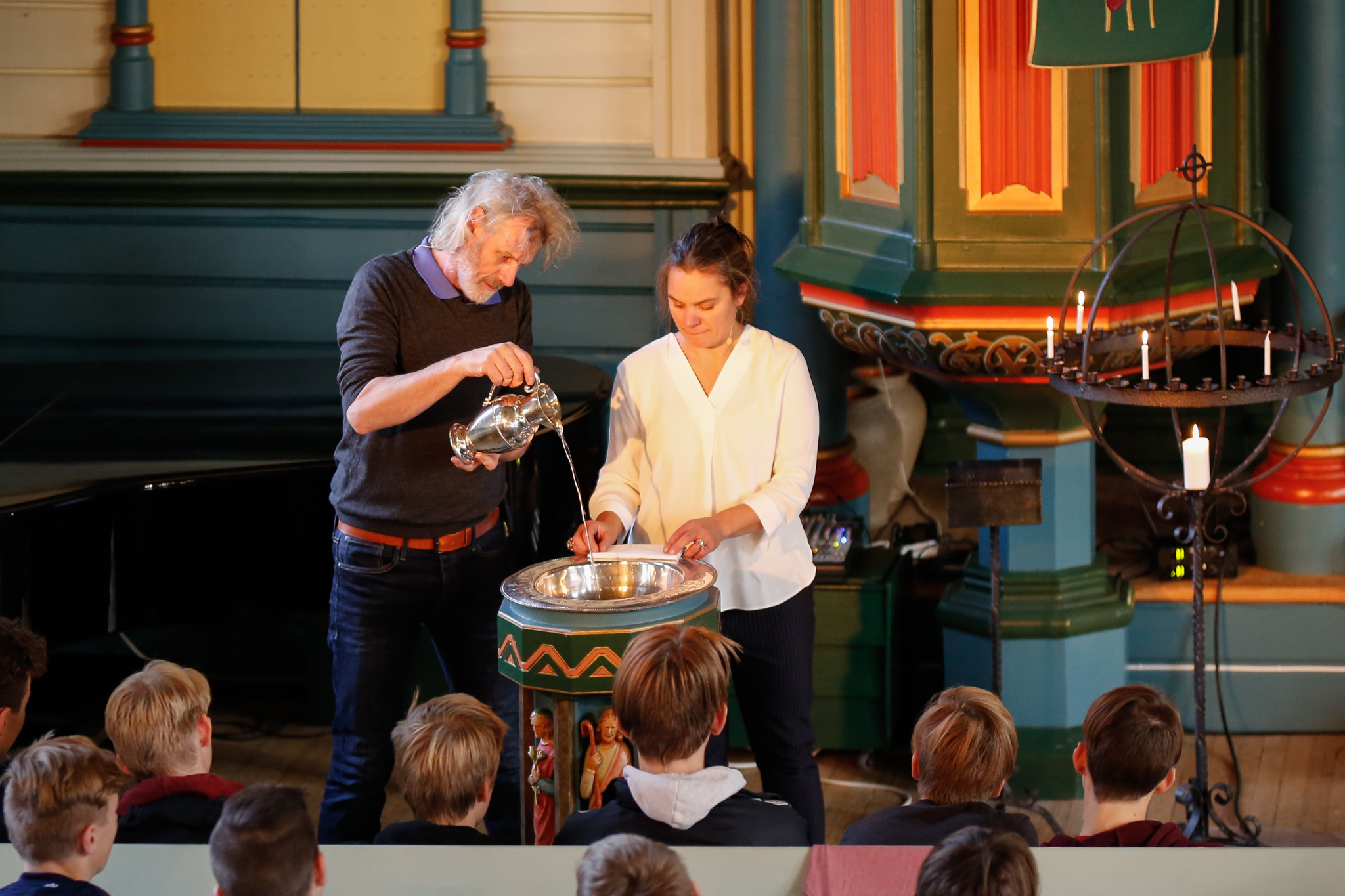 Inger Bakke og Viggo Solum er skodespelarar i stykket "Korfor er det så mørkt her?", som hadde premiere i Ørsta kyrkje. (foto: Svein Olav Humberset)