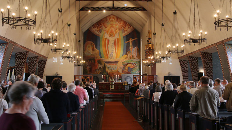 Fullsett kyrkje i Volda under reformasjonsgudstenesta.