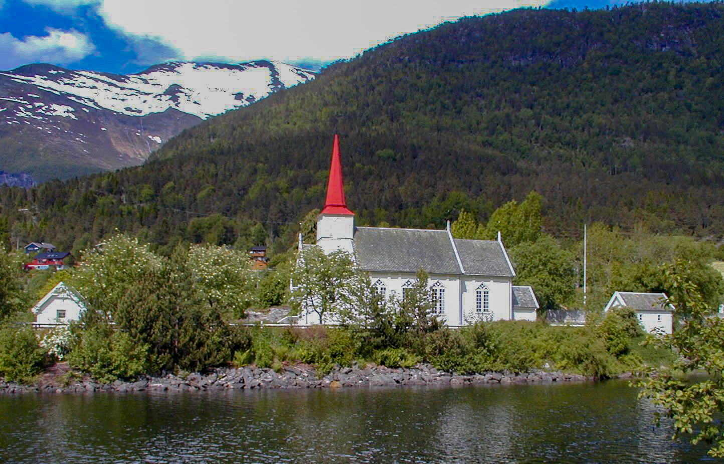 Austefjord kyrkje i Volda kommune er ein av til saman 20 kyrkjestader i Møre som er innanfor NVE si aktsemdsone for jord- og flaumskred, og der det kyrkjelege fellesrådet har varsla flaumfare i sin eigenkontroll. I tillegg til dei 20 kyrkjestadene innanfor NVE-sona er det for fem andre kyrkjestader i Møre meldt inn uro for flaum og skred.
