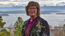-Her skal jeg være, sier biskop Ingeborg Midttømme. Blant fjord, fjell, kirker, bedehus og lokalforeninger kan kystjenta fra østkanten blomstre! (Foto Svein Magne Harnes)