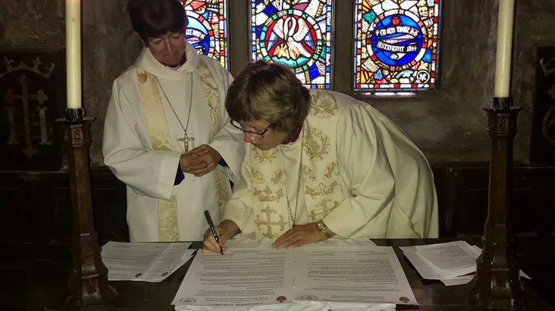 Biskop Ingeborg (t.h.) i Møre og bishop Christine i Newcastle underteikna den fornya venskapsavtalen mellom Newcastle Diocece og Møre bispedøme under besøket i St. Cuthberts kirke på øya Inner Farne, utanfor kysten av Northumberland i England.