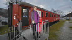 Arkivbilete av biskop Ingeborg Midttømme, ved ei vitjing i togkapellet på Åndalsnes.