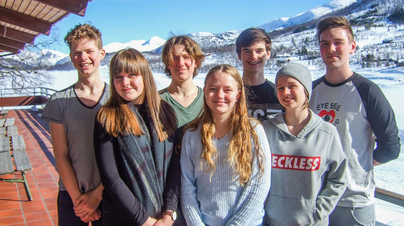 Bak,frå venstre: Olai Stavseng, Øystein Grimstad Thormodsæter, Iver Fiskaa Ødegård, Jonathan Risung. Framme,frå venstre: Tordis Kanutte Frisvoll, Ylva Elisabeth Bjørnes, Othilie Tofte Lerheim. (Desse var ikkje med på bilete: Elias Storhaug og David Kringstad Grønvik)