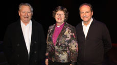 Frå v. tidlegare teatersjef ved Det Norske teateret, Vidar Sandem; Biskop Ingeborg Midttømme og skodespelar Svein Tindberg delte tankar rundt tvil og tru og kva det er med bibeltekstar som gjer at dei fungerer så godt på teaterscena.