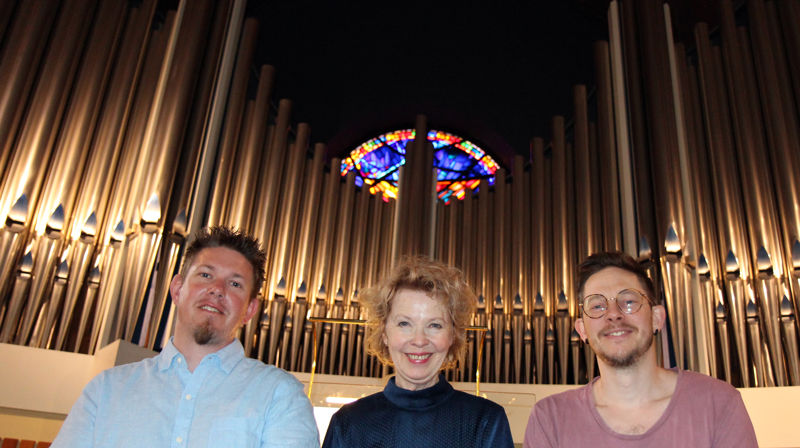 Skuespiller Vivi Sunde, domkantor Magnus Moksnes Myhre og skuespiller/musiker Bård Kleppen Watn inviterer til en poetisk og musikalsk reise i Bibelens rike fortellerkunst. (foto: Rolf-Inge Pedersen Hjelseth/Teatret Vårt