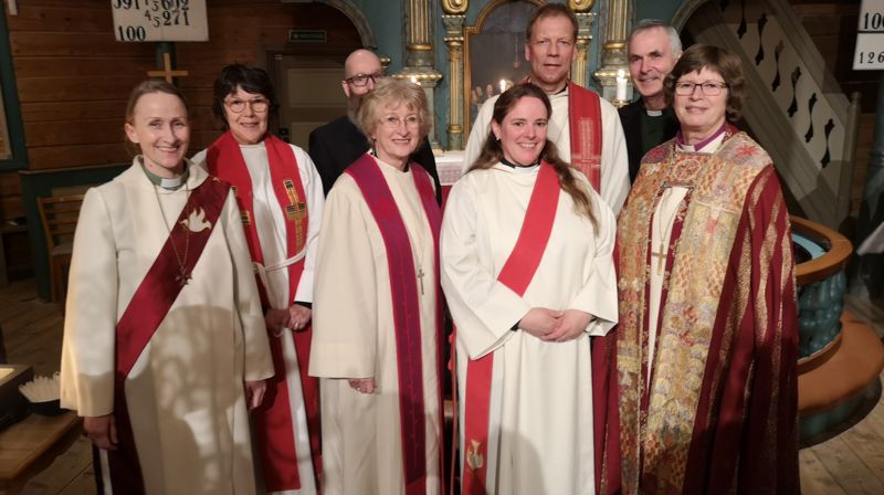 Emy Benjamins (midten foran) ble 5. mars vigslet til diakon i Rauma. De som medvirket under forbønnshandlingen var: Biskop Ingeborg, prost Erling Nevland, prost Gerd Anne Aarseth, Anglikansk prest Mary Strømmen, diakon Rune Singelstad, Martin Benjamins og diakon(rådgiver) Toril Holm.