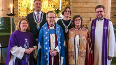 MARKERTE OVERGANG: Søndag vart overgangen for Hornindal sokn frå Bjørgvin til Møre bispedøme markert i Hornindal kyrkje. Bak f.v.: Stig Olav Lødemel, ordførar i Hornindal; Sølvi Dimmen, ordførar i Volda. Framme f.v.: Hege Høibye, sokneprest i Hornindal; biskop i Bjørgvin, Halvor Nordhaug; biskop i Møre, Ingeborg Midttømme; den nye soknepresten i Hornindal, Austefjord og Storfjorden, Per Kristian Hovden Sætre. (foto: Bjørn Olaf Storhaug)