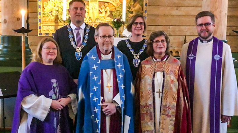 MARKERTE OVERGANG: Søndag vart overgangen for Hornindal sokn frå Bjørgvin til Møre bispedøme markert i Hornindal kyrkje. Bak f.v.: Stig Olav Lødemel, ordførar i Hornindal; Sølvi Dimmen, ordførar i Volda. Framme f.v.: Hege Høibye, sokneprest i Hornindal; biskop i Bjørgvin, Halvor Nordhaug; biskop i Møre, Ingeborg Midttømme; den nye soknepresten i Hornindal, Austefjord og Storfjorden, Per Kristian Hovden Sætre. (foto: Bjørn Olaf Storhaug)