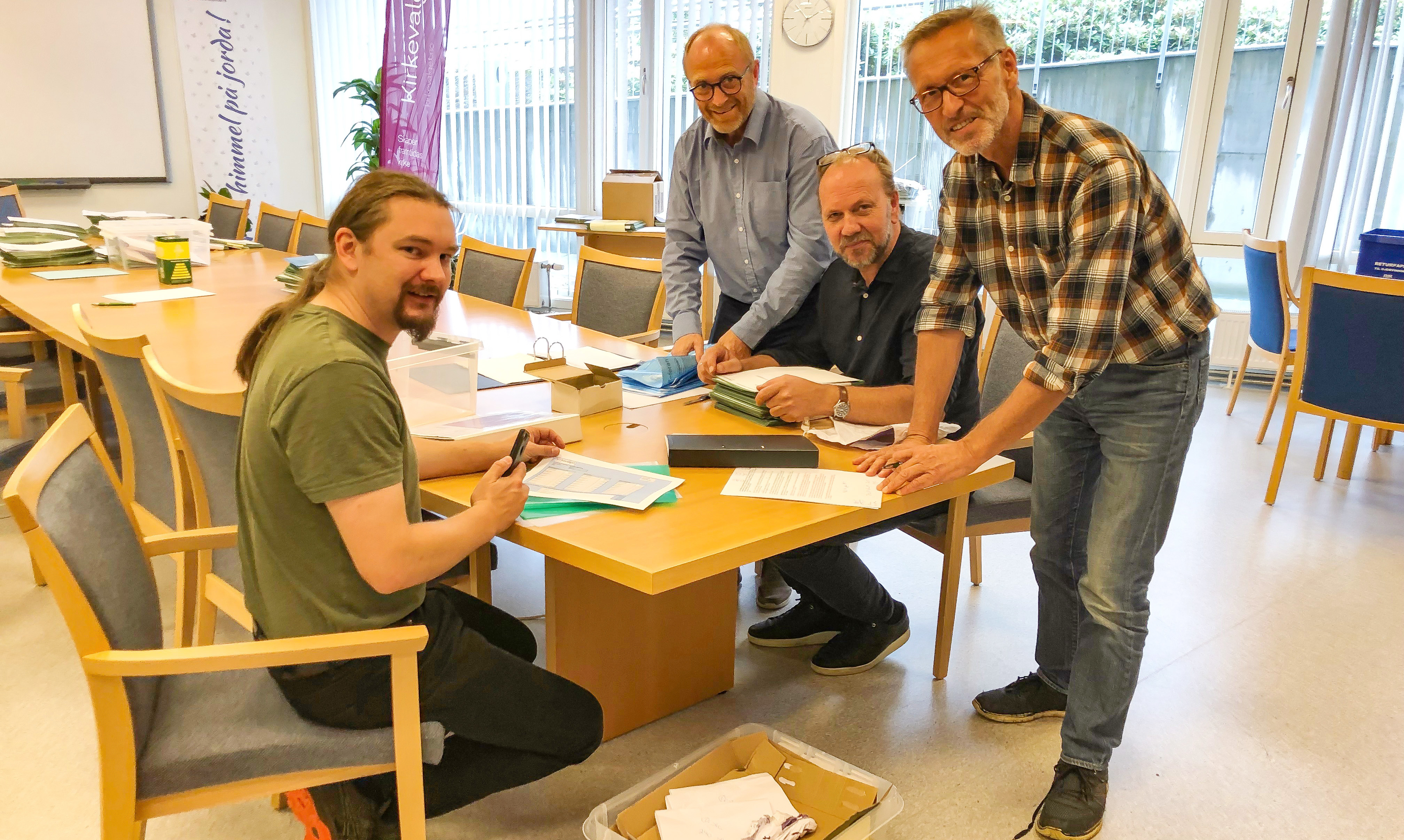 Oppteljinga av kyrkjevalet 2019 pågår for fullt i lokala til Møre bispedømeråd. Frå v. Kristian Due, Arvid Helle, John Erik Brakstad og Svein-Magne Harnes