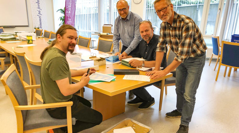 Oppteljinga av kyrkjevalet 2019 pågår for fullt i lokala til Møre bispedømeråd. Frå v. Kristian Due, Arvid Helle, John Erik Brakstad og Svein-Magne Harnes