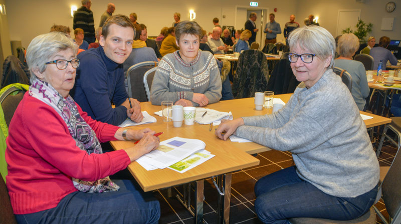 – Vi vil støtte opp om bygda vår, og der har kyrkja ei viktig rolle, seier dei fire nye soknerådsmedlemene i Øverdalen sokneråd. Frå v: Marit Elise Brudeli, Bjørnar Einang, Marit Kvam og Bente Alnæs. (foto: Svein Magne Harnes)