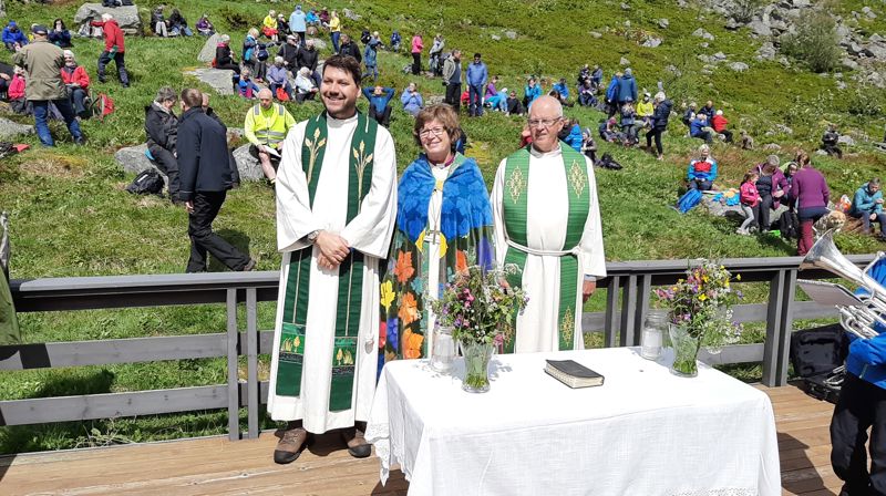 Frå venstre: Verdsarvprest Morgan Berg, biskop Ingeborg Midttømme og sokneprest Stein Karstensen.