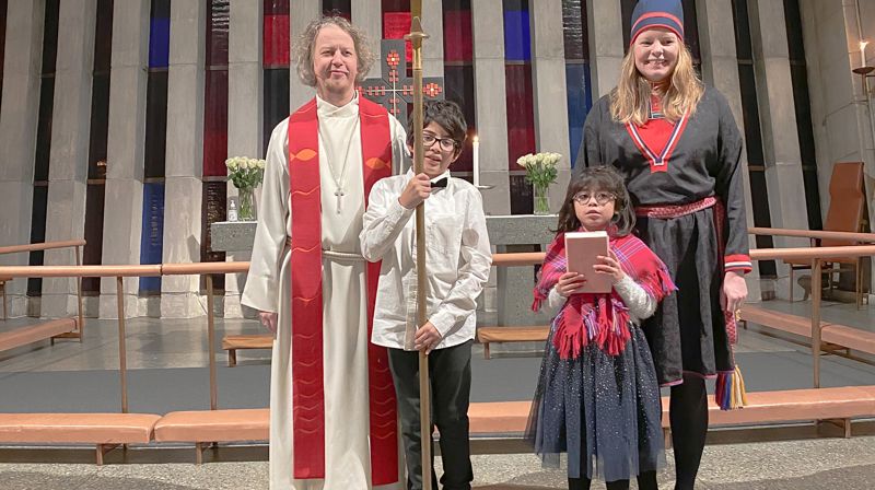 Prost Sindre Stabell Kulø, borna David og Eleana, og ektefelle Kirsti Guvsàm. Foto: Ingeborg Midttømme