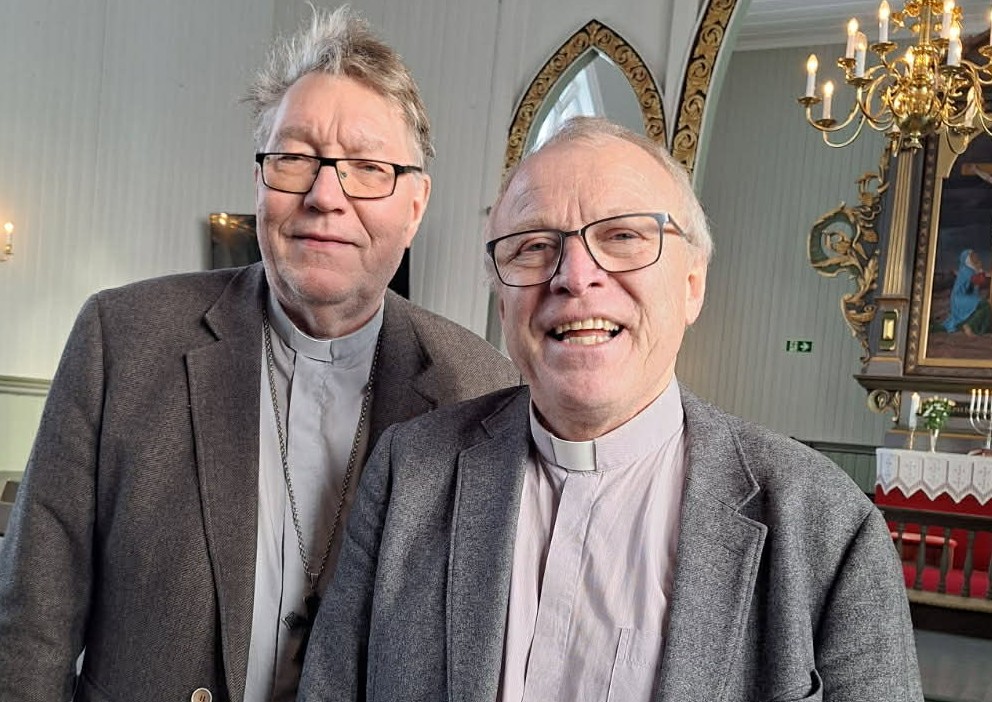 Atle Ølstørn kommer hjem til bygda han vokste opp i, når han nå blir sokneprest i Agdenes. Under innsettelsesgudstjenesten i 