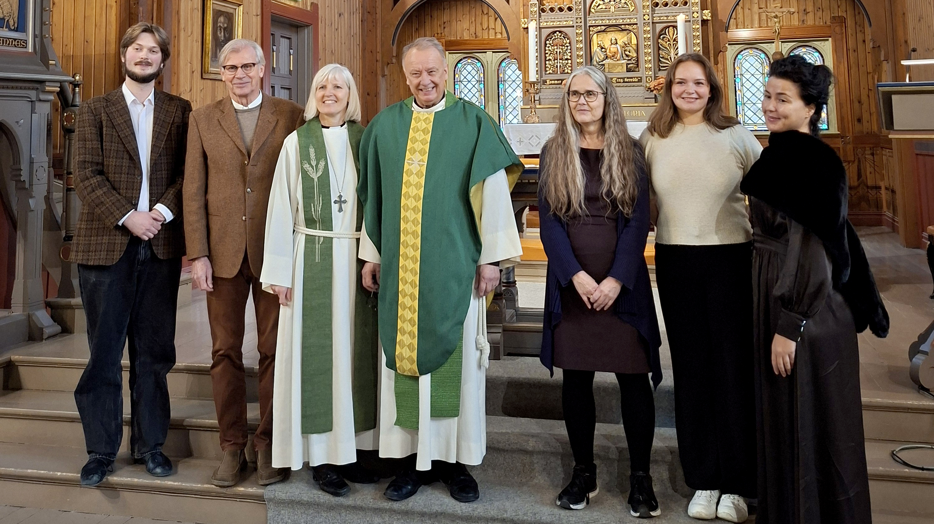 Medvirkende under avskjedsgudstjenesten for Esbjørn Hummelgård i Strinda kirke. Fra venstre: Johannes Erlandsson Høyland, Roald Iversen, Bodil Slørdal, Esbjørn Hummelgård, Helga Ertesvåg, Malin Beatrix Reitan Olufsen og Iryna Bokal.