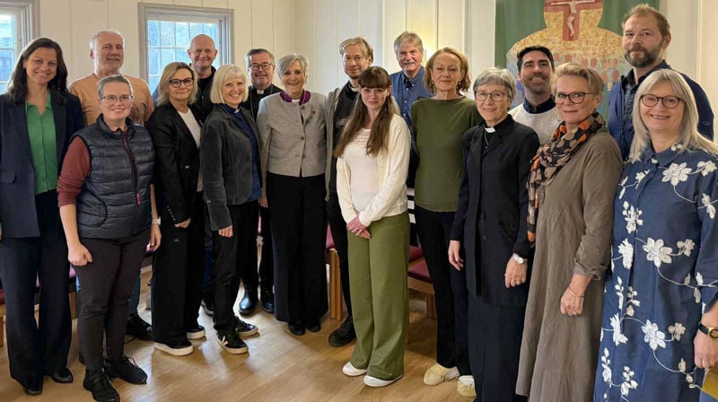 Biskopen i møte med de ansatte i Heimdal og Kolstad menigheter. F.v: Aud Kristin Saltvik Aasen (fra bispekontoret), Wenche Dahle, Per Even Robertstad, Trine Ressem Skei, Torkell Sørensen, Bodil Slørdal, Dagfinn Bjerkestrand, biskop Herborg, Tord Thuen, Marthe Løvseth Myhre, Lasse Lossius, Nina Sandstrøm Angelsen, Hilde Anette Løvenskiold Grüner, Per Øyvind Solvang, Gørill Løkken, Håkon Grotnes og Anita Martila Pettersen. (Foto: Tina Solbakken)