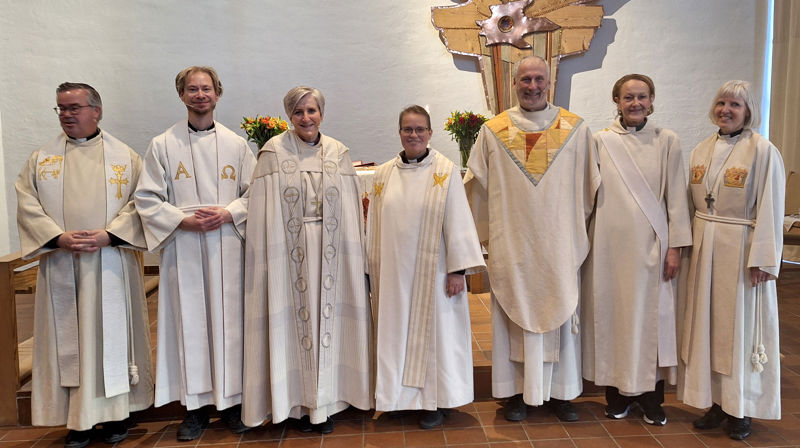 Medvirkende under visitasgudstjenesten i Kolstad kirke. Fra venstre: Sokneprest Dagfinn Bjerkestrand, kapellan Tord Thuen, biskop Herborg Finnset, kapellan Wenche Kristine Dahle, sokneprest Per Even Robertstad, diakon Nina Sandstrøm Angelsen og prost Bodil Slørdal.