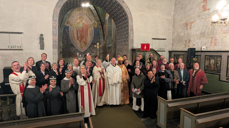 Kristne i alle farger og fasonger jublet sammen etter den økumeniske gudstjenesten i Stiklestad kirke (Foto: Børge Lund)